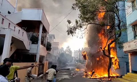 கோவை: குடியிருப்பு பகுதியில் உள்ள உதிரிபாகங்கள் விற்பனையகத்தில் பயங்கர தீ விபத்து