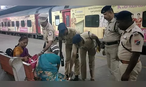 குடியரசு தினம்: தூத்துக்குடி ரெயில் நிலையத்தில் போலீசார் தீவிர சோதனை