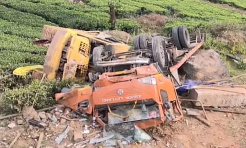 100 அடி பள்ளத்தில் லாரி கவிழ்ந்து விபத்து - ஓட்டுநர் உயிரிழப்பு