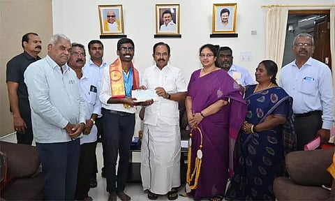 23 தங்க பதக்கங்கள் பெற்று சாதனை படைத்த அருணேஸ்வரன்: அமைச்சர் ரூ.1 லட்சம் வழங்கி பாராட்டு