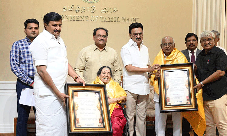 பழம்பெரும் நடிகை எம்.என்.ராஜம்-க்கு கலைஞர் நினைவு கலைத்துறை வித்தகர் ...