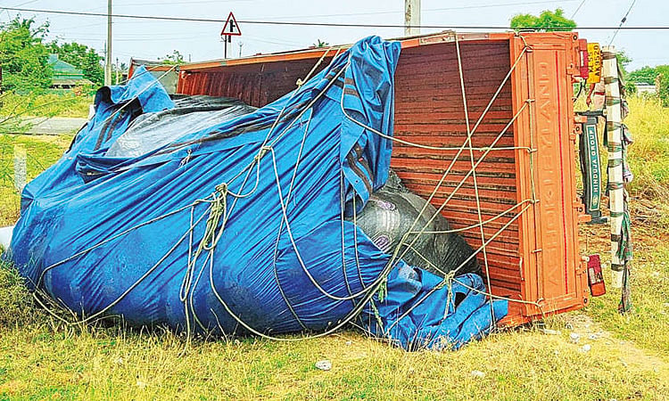 நெல்லையில் இருந்து கேரளாவுக்கு ரேஷன் அரிசி கடத்திய லாரி கவிழ்ந்து ...