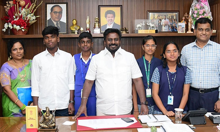 ஜப்பான் செல்லும் அரசுப்பள்ளி மாணவர்களுக்கு அமைச்சர் ராஜ்மோகன் வாழ்த்து ...