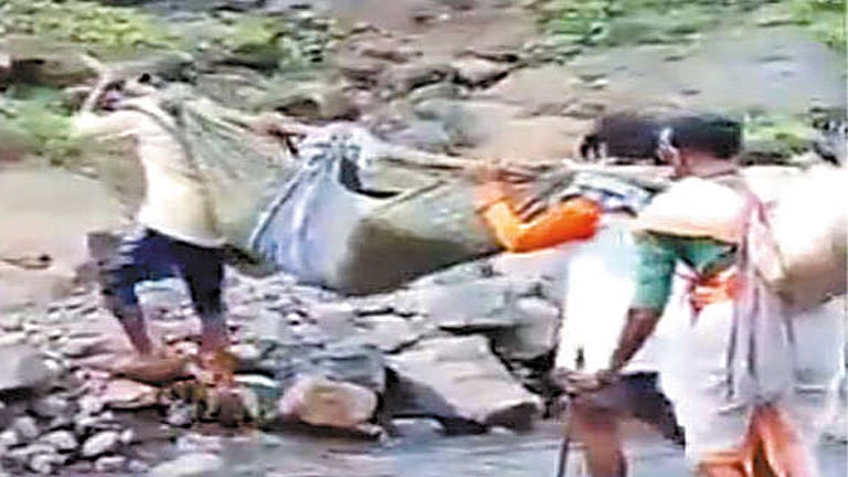 மராட்டியத்தில் உள்ள பழங்குடியின கிராமத்தில் டோலி கட்டி கர்ப்பிணியை மருத்துவமனைக்கு கொண்டு சென்ற அவலம்