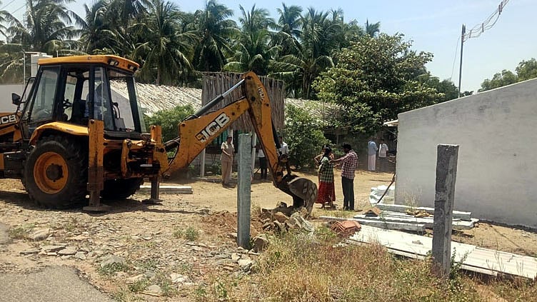 மடத்துக்குளம் அருகே வாய்க்கால் ஆக்கிரமிப்பு அகற்றம்