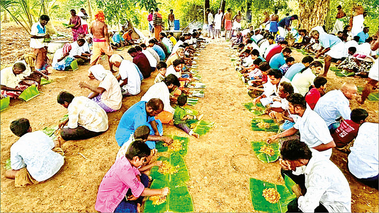 100 சேவல்கள் பலியிட்டு அன்னதானம்... ஆண்கள் மட்டும் பங்கேற்ற ஆடி படையல் திருவிழா