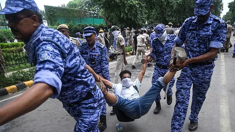டெல்லியில் போராட்டத்தில் ஈடுபட்ட 70 பேர் கைது