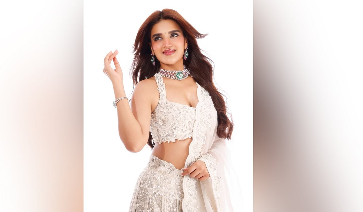 நடிகை நிதி அகர்வாலின் லேட்டஸ்ட் கிளிக்ஸ்..!