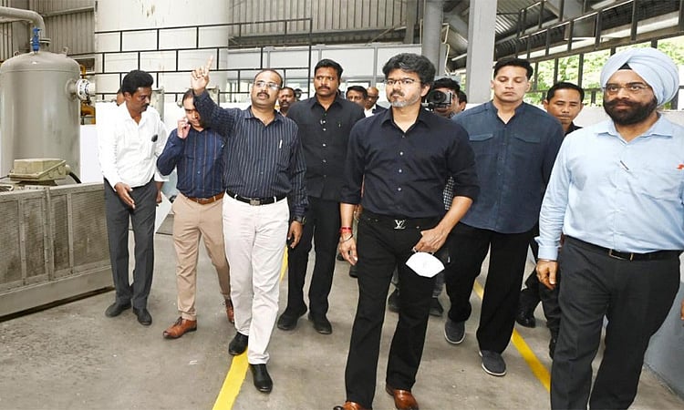 முதல்-அமைச்சர் விஜய் அணிந்து வந்த பெல்ட்டின் விலை என்ன தெரியுமா?
