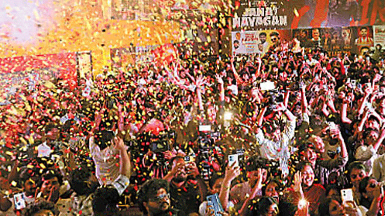 ஜனநாயகன் ரிலீஸ்: திரையரங்கில் குவியத் தொடங்கிய ரசிகர்கள்.. நடனமாடி கொண்டாட்டம்