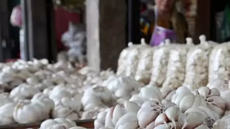 பூண்டு வரத்து குறைவு: கிலோ ரூ.350-ஐ தொட்டதால் இல்லத்தரசிகள் அதிர்ச்சி