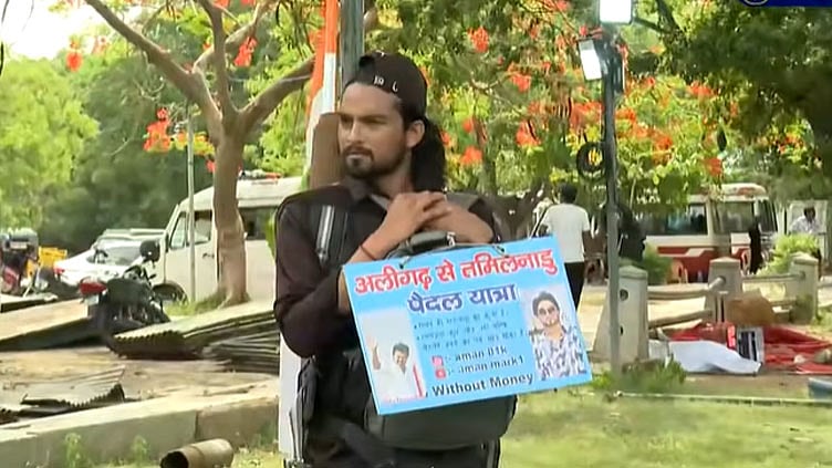 முதல்-அமைச்சர் விஜய்யை காண உ.பி.யில் இருந்து சென்னை வந்த தீவிர ரசிகர்