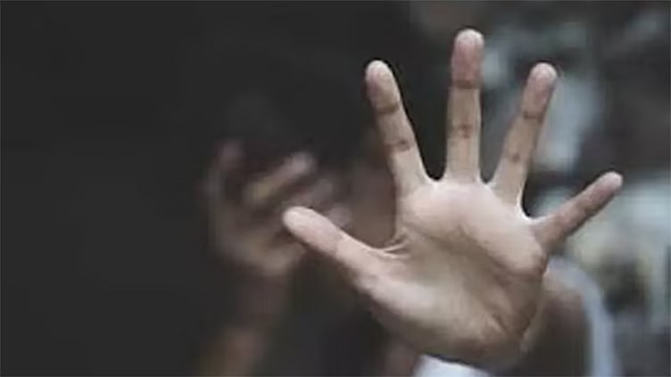 வாடகைக்கு குடியிருந்தவரின் 10 வயது மகளை வன்கொடுமை செய்து வீடியோ எடுத்த வீட்டு உரிமையாளர் - உ.பி.யில் அதிர்ச்சி சம்பவம்