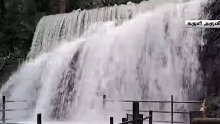 சுருளி அருவியில் சுற்றுலா பயணிகள் குளிக்க தடை