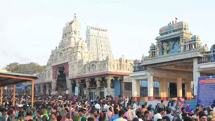 திருச்செந்தூர் முருகன் கோவிலில் தரிசனத்துக்கு திடீர் நேரக்கட்டுப்பாடு: பக்தர்கள் அதிர்ச்சி