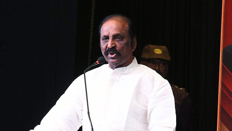 காலத்தின் தேவை கருதி இந்தியையும் கற்கலாம் - வைரமுத்து பேச்சு