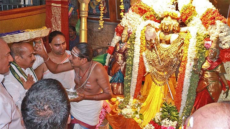 திருப்பதி தேவஸ்தானம் சார்பில் திருத்தணி சுப்பிரமணிய சுவாமிக்கு பட்டு வஸ்திரங்கள் சமர்ப்பணம்