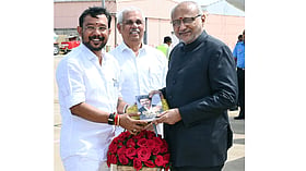 துணை ஜனாதிபதிக்கு 'ஜோசப் விஜய்' புத்தகம்: அமைச்சர் சம்பத்குமார் வழங்கி வரவேற்பு