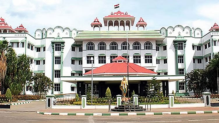 பைக்கில் காதலி அமர்ந்திருந்தால் வாலிபருக்கு உற்சாகம் ஏற்படுவது இயல்புதான் - மதுரை ஐகோர்ட்டு நீதிபதிகள் கருத்து