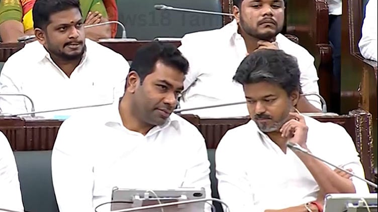 சட்டசபையில் மீண்டும் அமைச்சர்கள் இருக்கை அருகில் அமர்ந்த முதல்-அமைச்சர் விஜய்