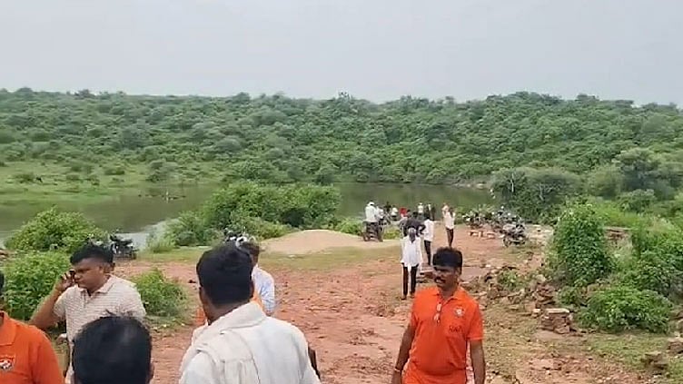 ராஜஸ்தான்: குளத்தில் மூழ்கி தத்தளித்த சகோதரர்; காப்பாற்ற சென்ற 3 சகோதரிகளும் உயிரிழந்த சோகம்