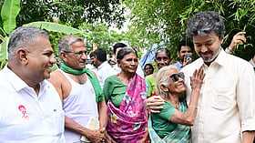 விவசாயி வீட்டிற்கு சென்று பாட்டிக்கு கூலிங்கிளாஸ் பரிசளித்த முதல்-அமைச்சர் விஜய்