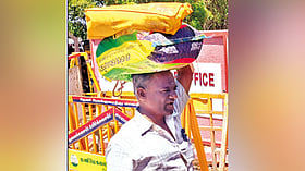 வேலை கிடைக்காததால் விரக்தி; மனு மூட்டையுடன் வந்த நபரால் கலெக்டர் அலுவலகத்தில் பரபரப்பு