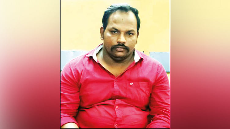 ரூ.10 ஆயிரம் லஞ்சம் வாங்கிய மின்வாரிய அதிகாரி பணியிடை நீக்கம்
