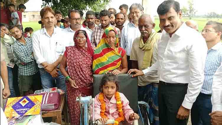 உத்தரப்பிரதேசம்: ஒற்றைக் காலில் பள்ளிக்கு தத்தித் தத்தி செல்லும் சிறுமி