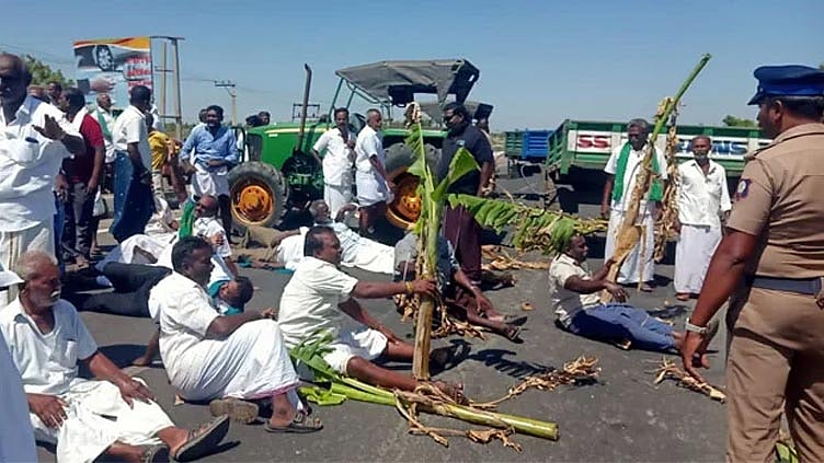 தாமிரபரணி நீர் கோரி விவசாயிகள் திடீர் சாலை மறியல் போராட்டம்: தூத்துக்குடியில் பரபரப்பு
