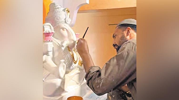 முஸ்லிம் கலைஞரின் கைவண்ணத்தில் உருவான விநாயகர் சிலை