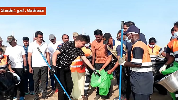 காவலர் தினத்தையொட்டி காவல்துறை சார்பில் பெசன்ட் நகர் கடற்கரையை தூய்மைப்படுத்தும் நிகழ்ச்சி