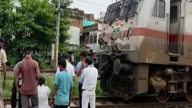 பீகாரில் எக்ஸ்பிரஸ் ரெயிலின் 3 பெட்டிகள் தடம்புரண்டு விபத்து