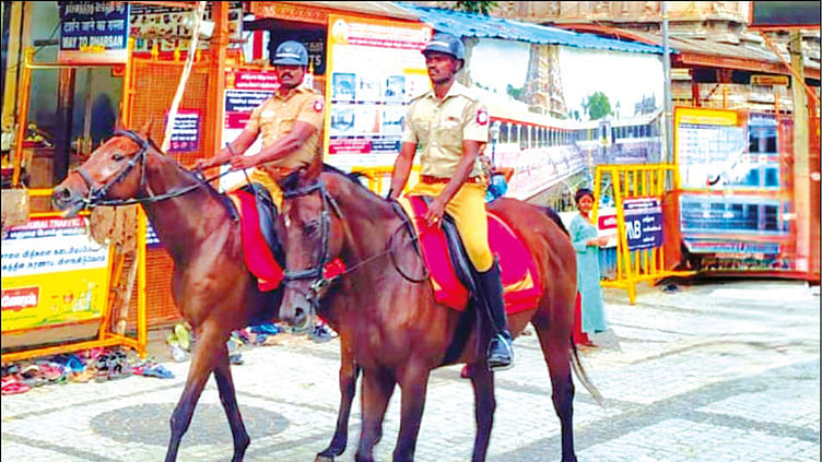 கும்பாபிஷேக விழா: மதுரை மீனாட்சி அம்மன் கோவில் பாதுகாப்பில் குதிரைப்படை போலீஸ்