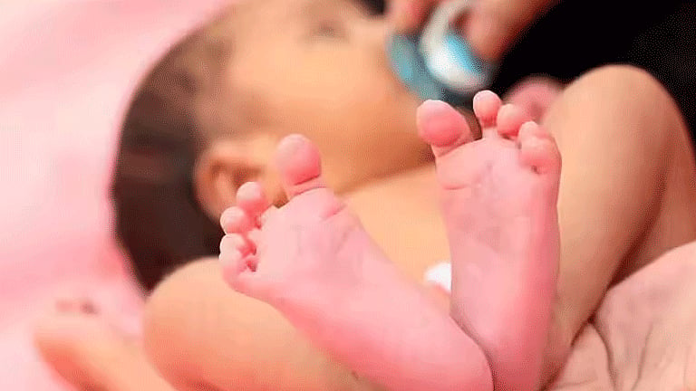 ஆட்டோவில் இருந்து சாலையில் வீசப்பட்ட பச்சிளம் குழந்தை