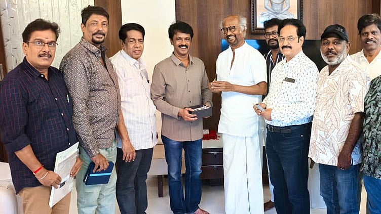 ரஜினியுடன் தென்னிந்திய திரைப்பட எழுத்தாளர் சங்க நிர்வாகிகள் சந்திப்பு
