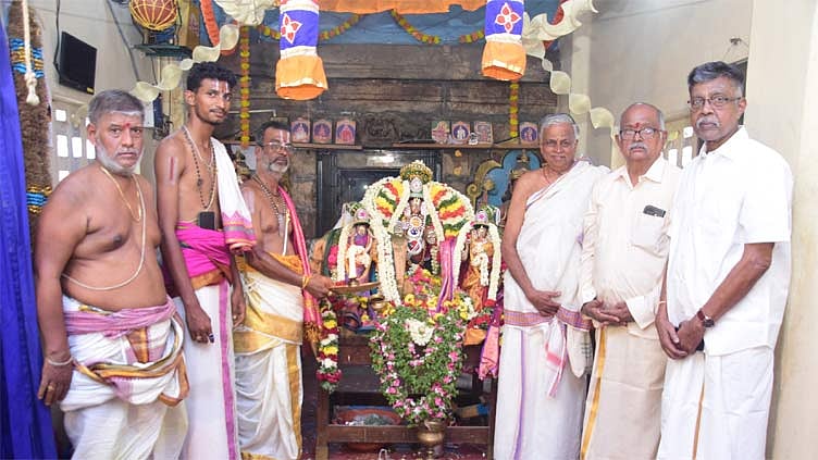 சோழவந்தான்: தென்கரை நவநீத கிருஷ்ணன் கோவிலில் திருக்கல்யாணம்