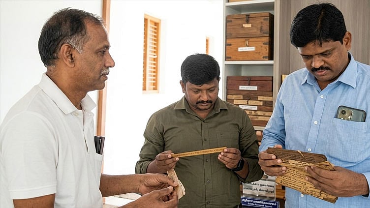 சென்னை சித்த மருத்துவ ஆராய்ச்சி குழுமத்திடம் அரிய ஓலைச்சுவடிகளை ஒப்படைத்த ஈரோடு விவசாயி
