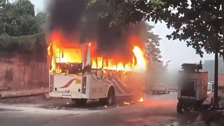 ஆந்திரா: சாலையில் சென்ற பேருந்து திடீரென தீப்பற்றி எரிந்ததால் பரபரப்பு