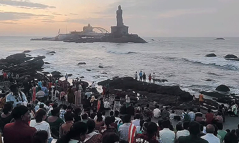 விடுமுறை தினம்: கன்னியாகுமரியில் குவிந்த சுற்றுலா பயணிகள்