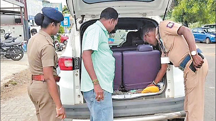மதுராந்தகத்தில் தேர்தல் பறக்கும் படை அதிகாரிகள் தீவிர வாகன சோதனை