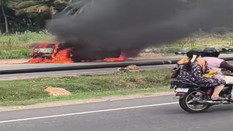 சேலம்-கோவை தேசிய நெடுஞ்சாலையில் தீப்பிடித்து எரிந்த கார் - அதிர்ஷ்டவசமாக உயிர்தப்பிய குடும்பம்
