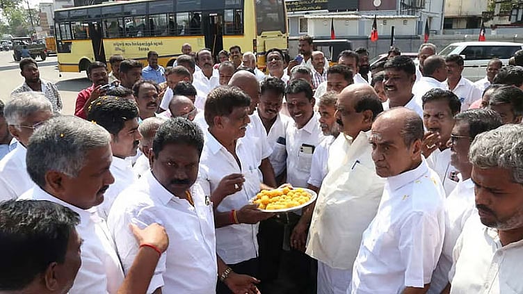 அரசியல் பாகுபாடுகளை மறந்து... அண்ணா பிறந்தநாளில் இனிப்பு பரிமாறிய தி.மு.க.-அ.தி.மு.க. நிர்வாகிகள்!