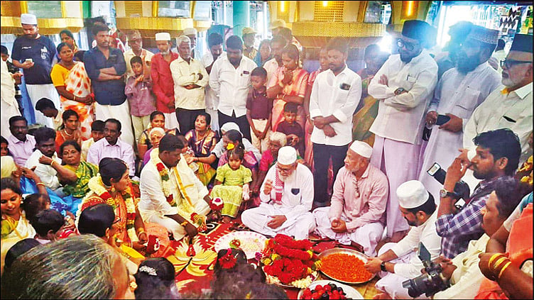 மதநல்லிணக்கத்துக்கு எடுத்துக்காட்டு; நாகூர் ஆண்டவர் தர்காவில் இந்து மத ஜோடிக்கு திருமணம்