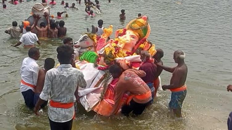 ஏரல் தாமிரபரணி ஆற்றில் விநாயகர் சிலைகள் கரைப்பு