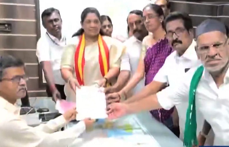 தாராபுரம் தொகுதி இடைத்தேர்தல்: த.வெ.க. வேட்பாளர் வேட்புமனு தாக்கல்