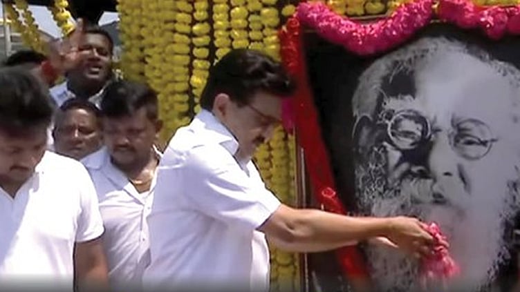 பெரியார் சிலைக்கு மு.க.ஸ்டாலின், உதயநிதி ஸ்டாலின் மரியாதை