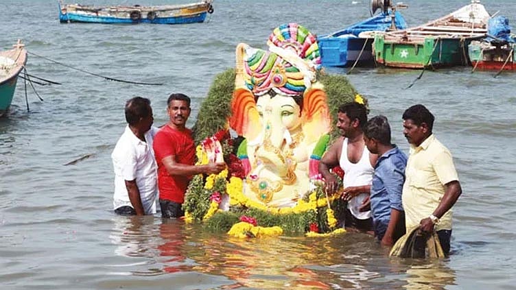 தூத்துக்குடி: வியாபார அபிவிருத்தி விநாயகர் சிலை கிரேன் மூலம் கடலில் கரைப்பு