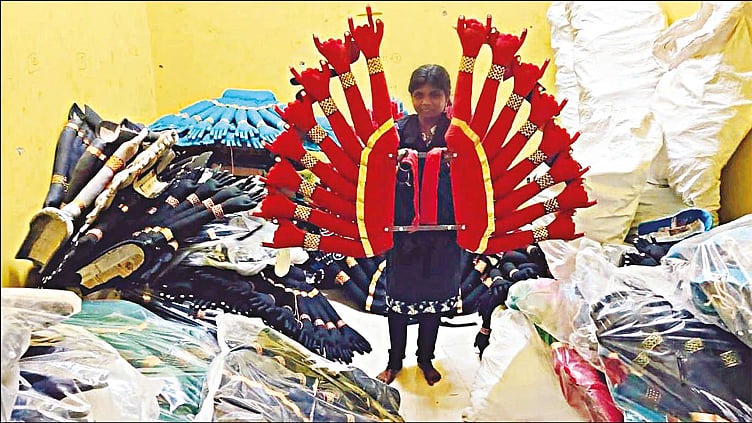 குலசை தசரா திருவிழா: கடைகளில் விற்பனைக்கு குவிந்த வேடப்பொருட்கள்