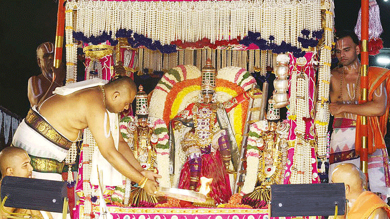 திருப்பதி பிரம்மோற்சவ விழா: முத்துப்பந்தல் வாகனத்தில் மலையப்பசாமி வீதிஉலா